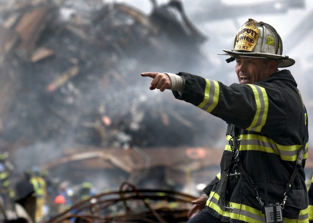 bombero en un terremoto