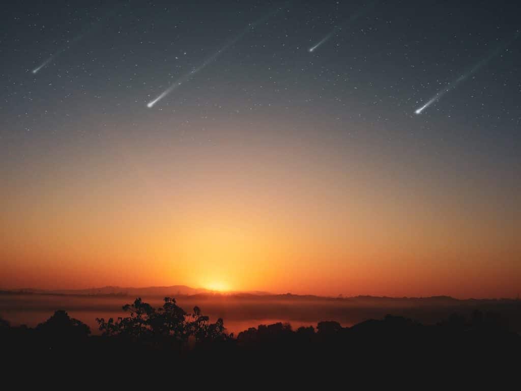 Lluvia de meteoros con el Sol poniéndose